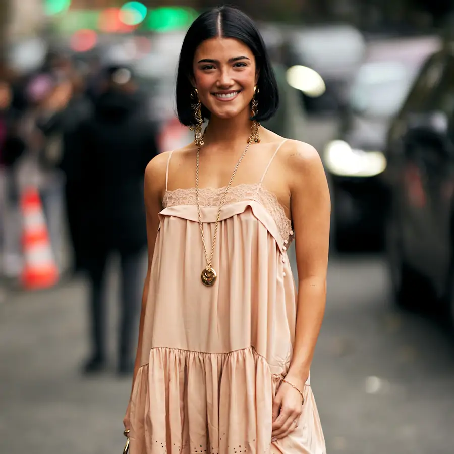 Adiós, vestidos de lino: 10 alternativas de Zara mucho más elegantes, frescas y que no se arrugan