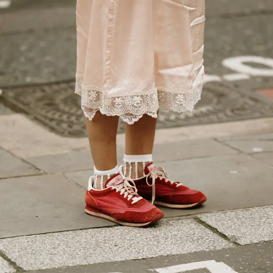 Verano de novedades: estas son las zapatillas que llevarán todas las mujeres, desde las metalizadas a las de lona o crochet