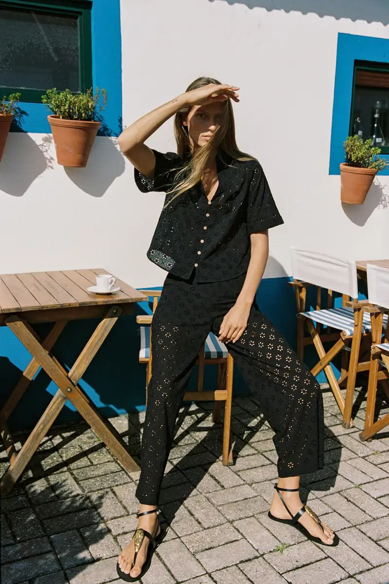 pantalón negro bordado