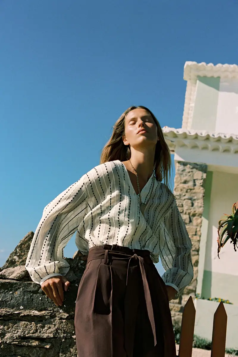 Blusa con bordados de rayas