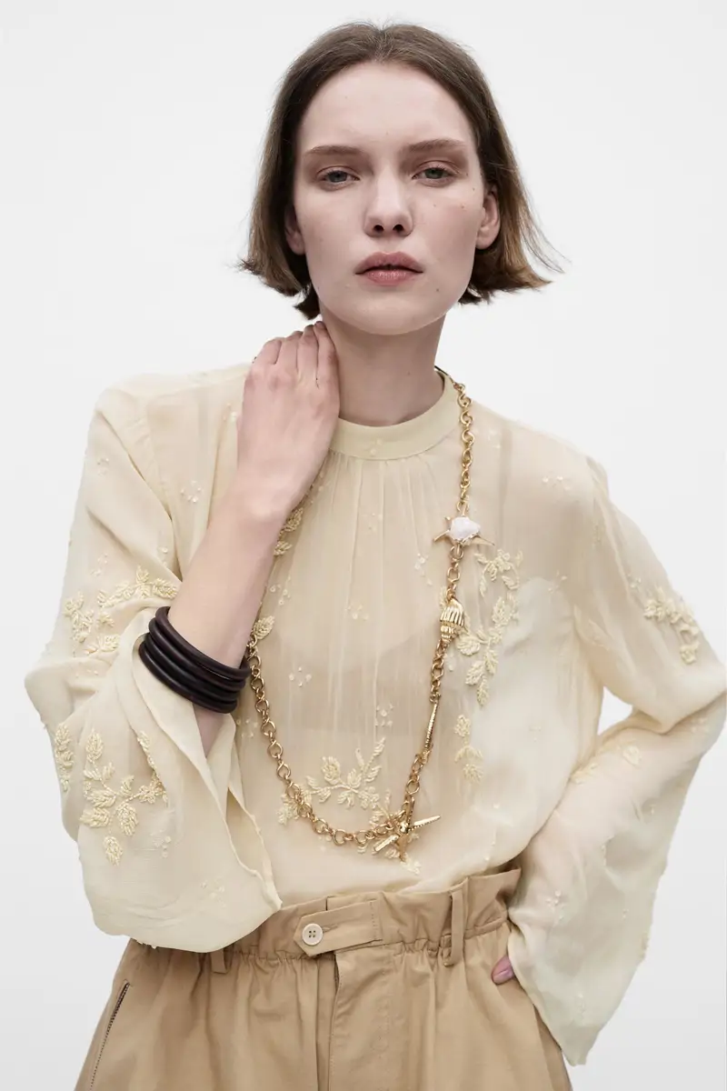 Camisa con bordados de abalorios