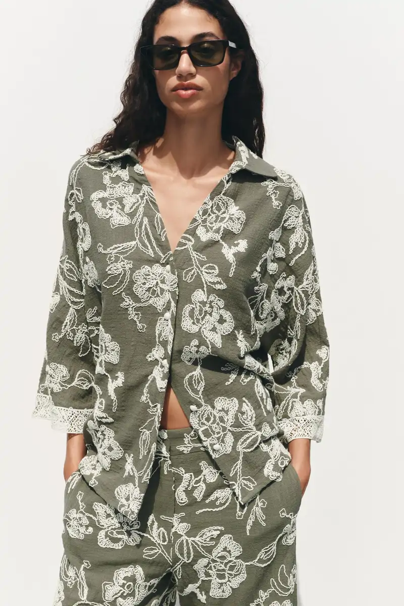 Camisa con bordados de Zara