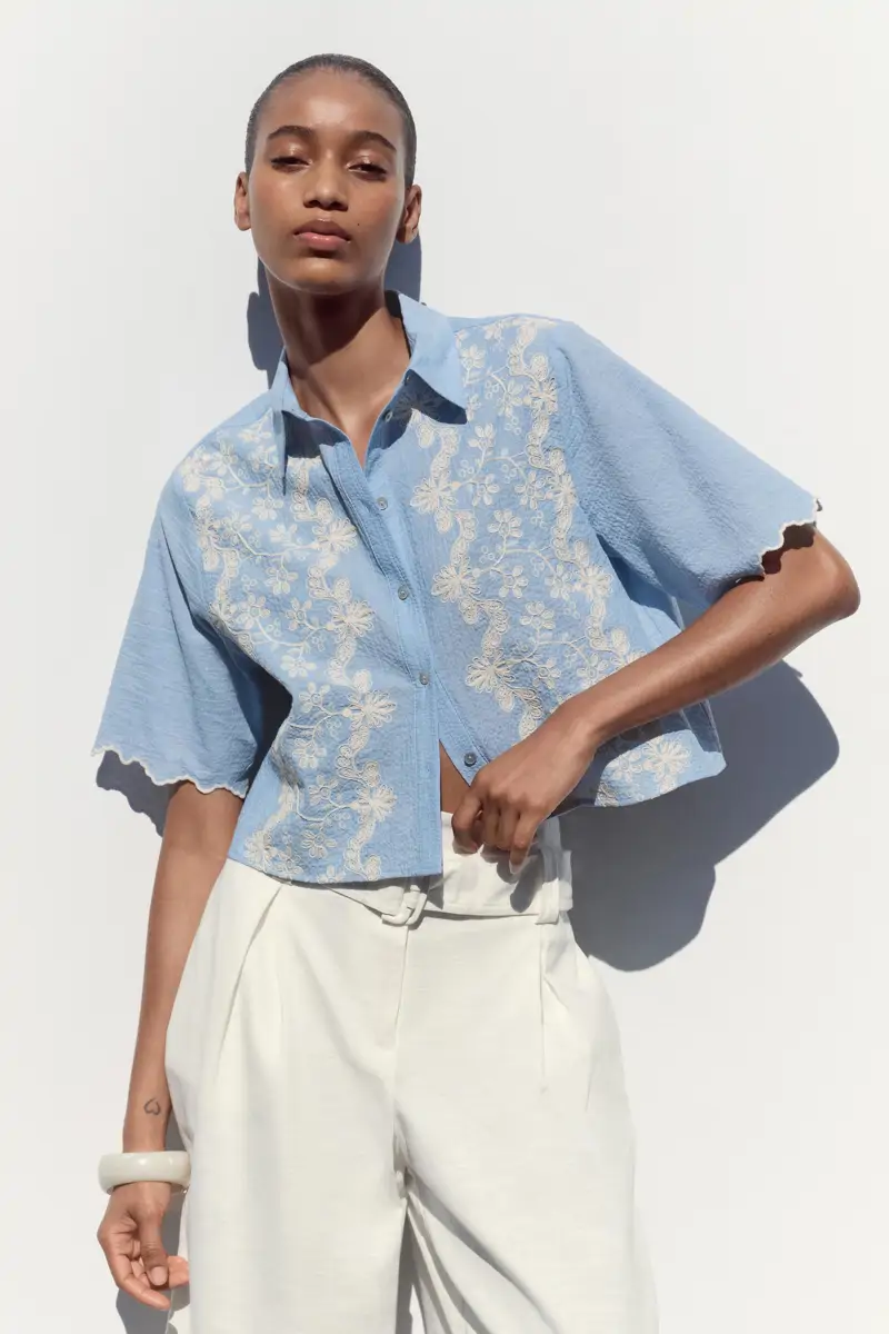 Camisa con bordados florales