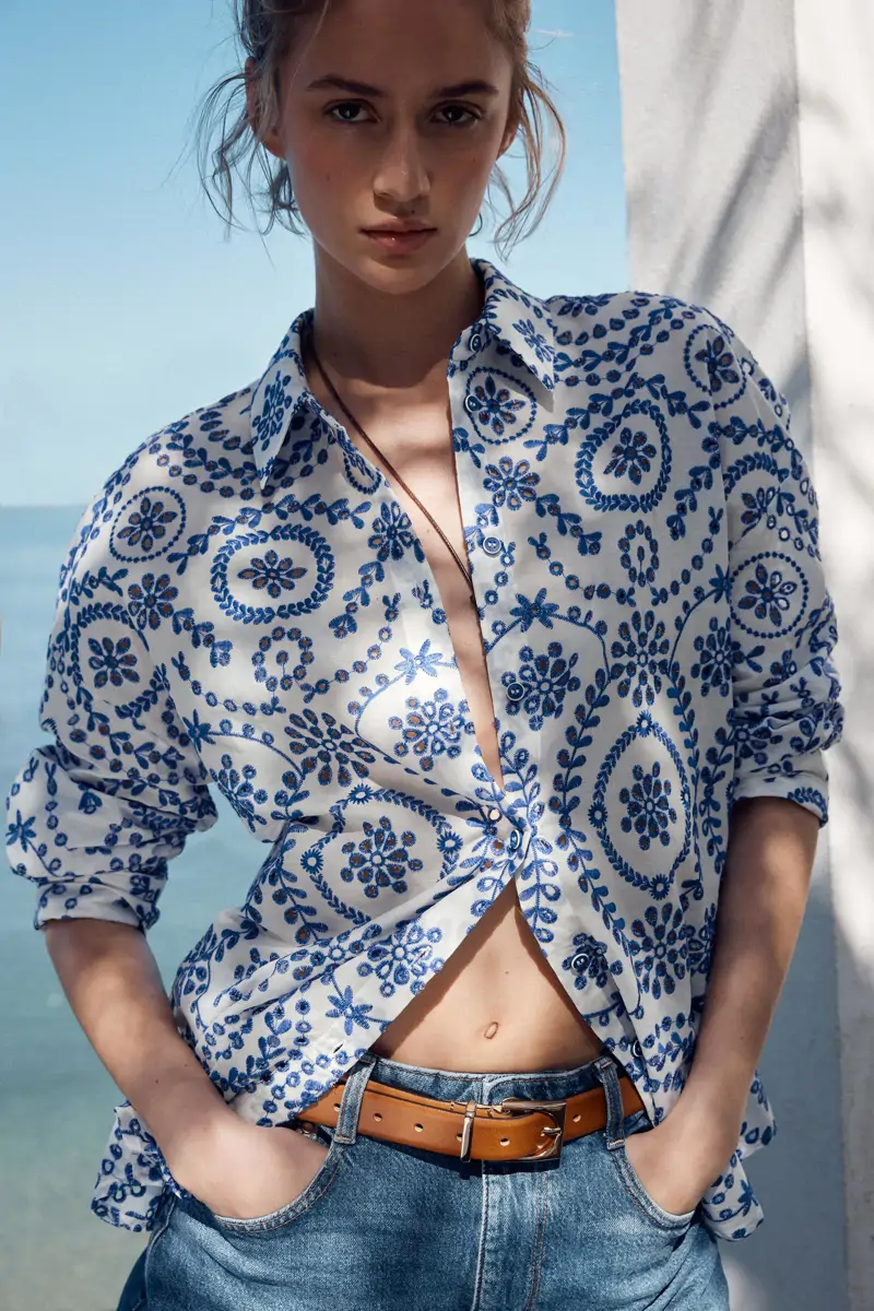 Camisa con bordados perforados de Zara