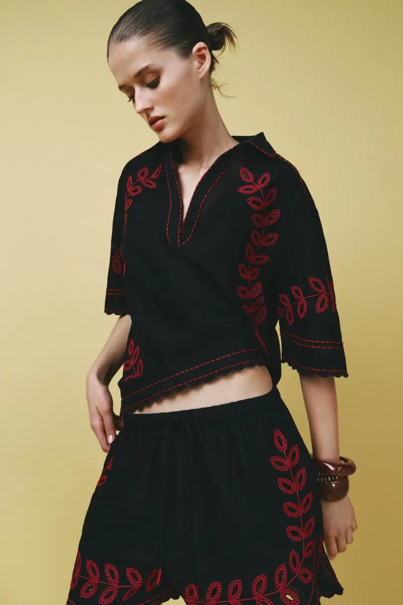 Camisa con bordados rojos