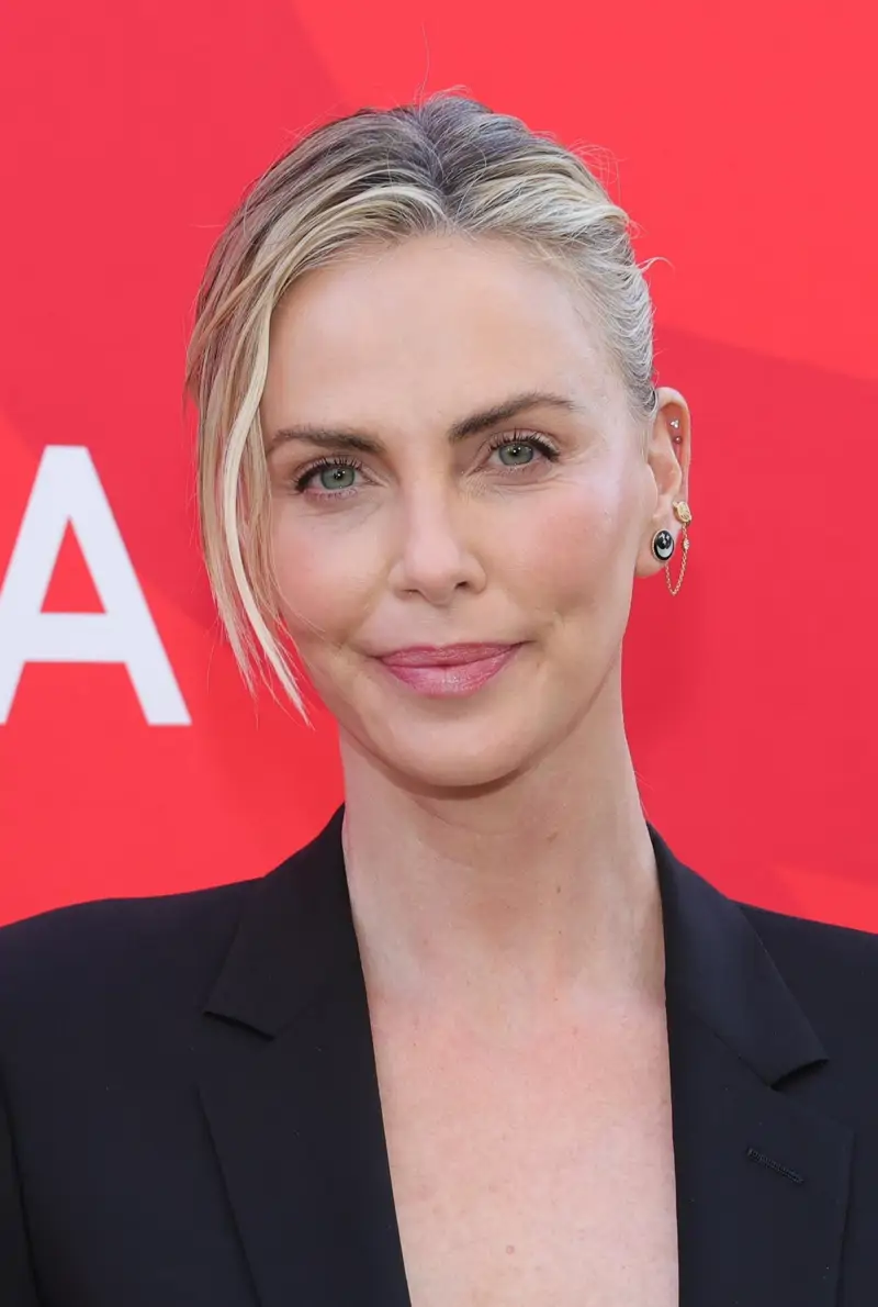 Cejas con arco alto y limpio Charlize Theron