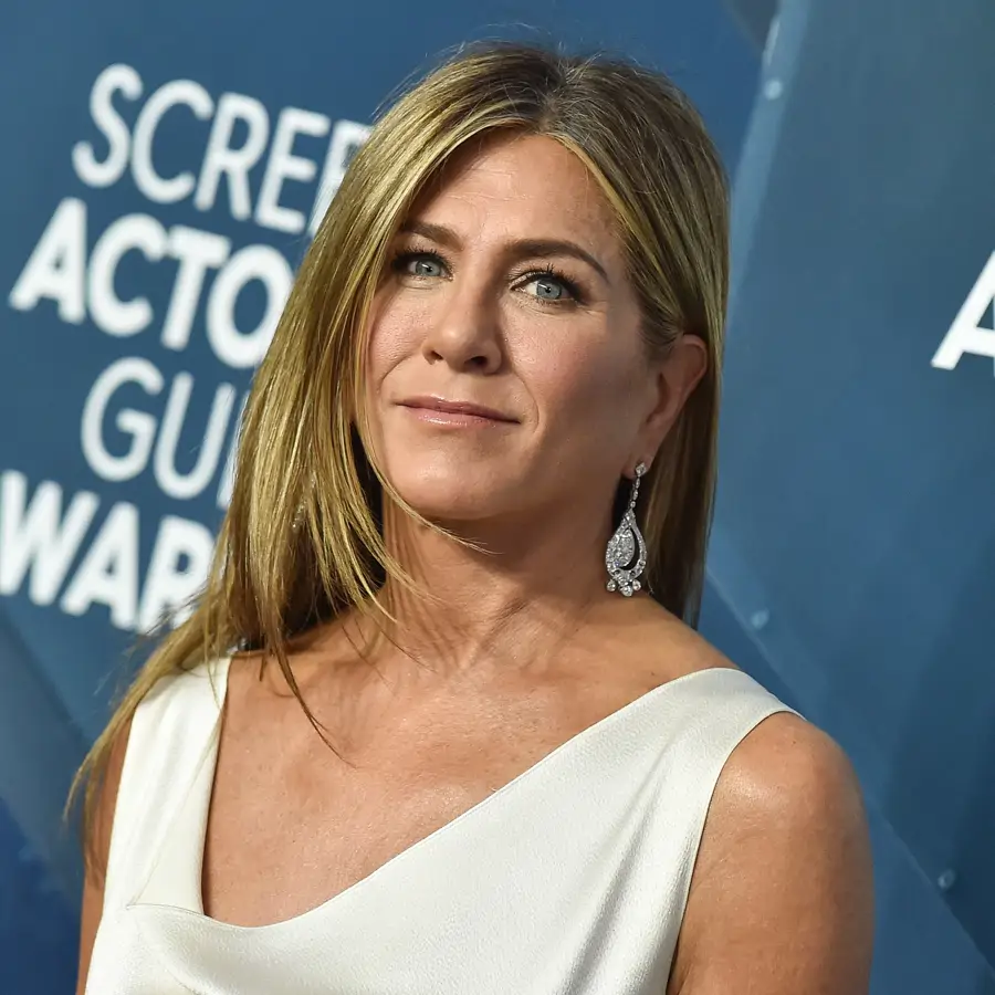 Jennifer Aniston, actriz (56 años): "Si quieres dejarte canas, ¡adelante! Todas deberían sentirse seguras de sus decisiones, incluso de aceptar un color o textura natural"