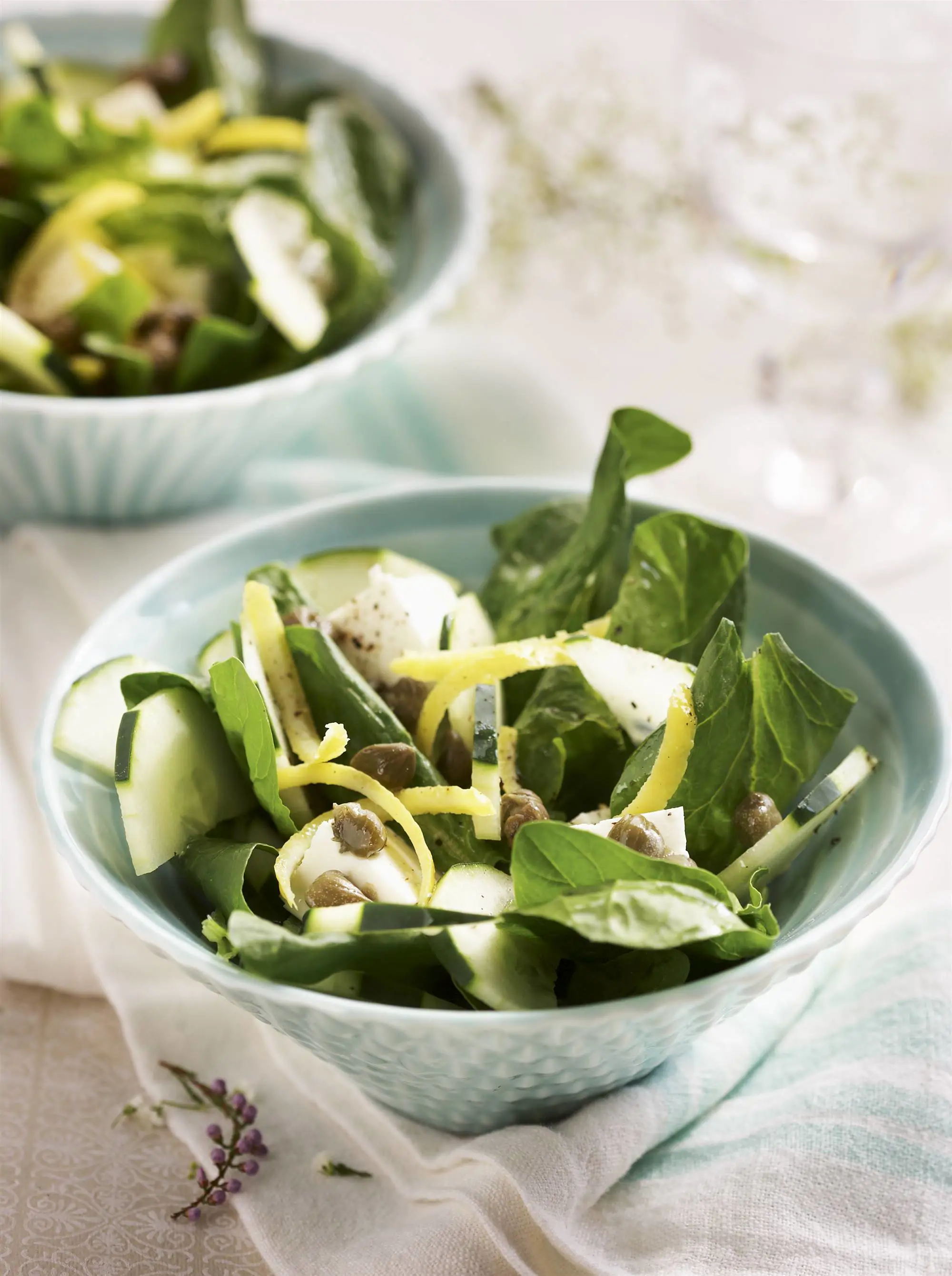 recetas con pepino ensalada de espinacas, pepino y feta