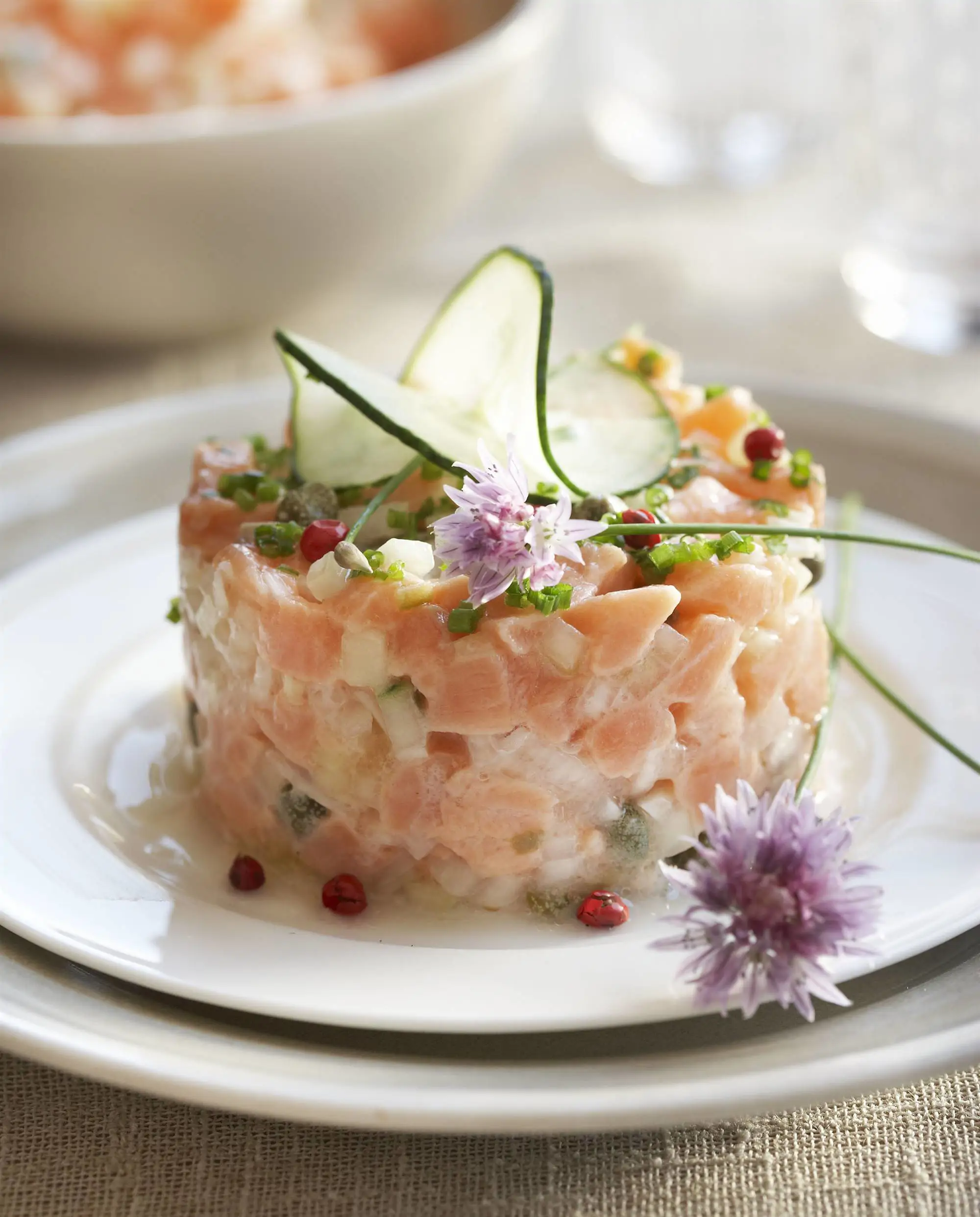 recetas con pepino Tartar de salmón con pepino y alcaparras