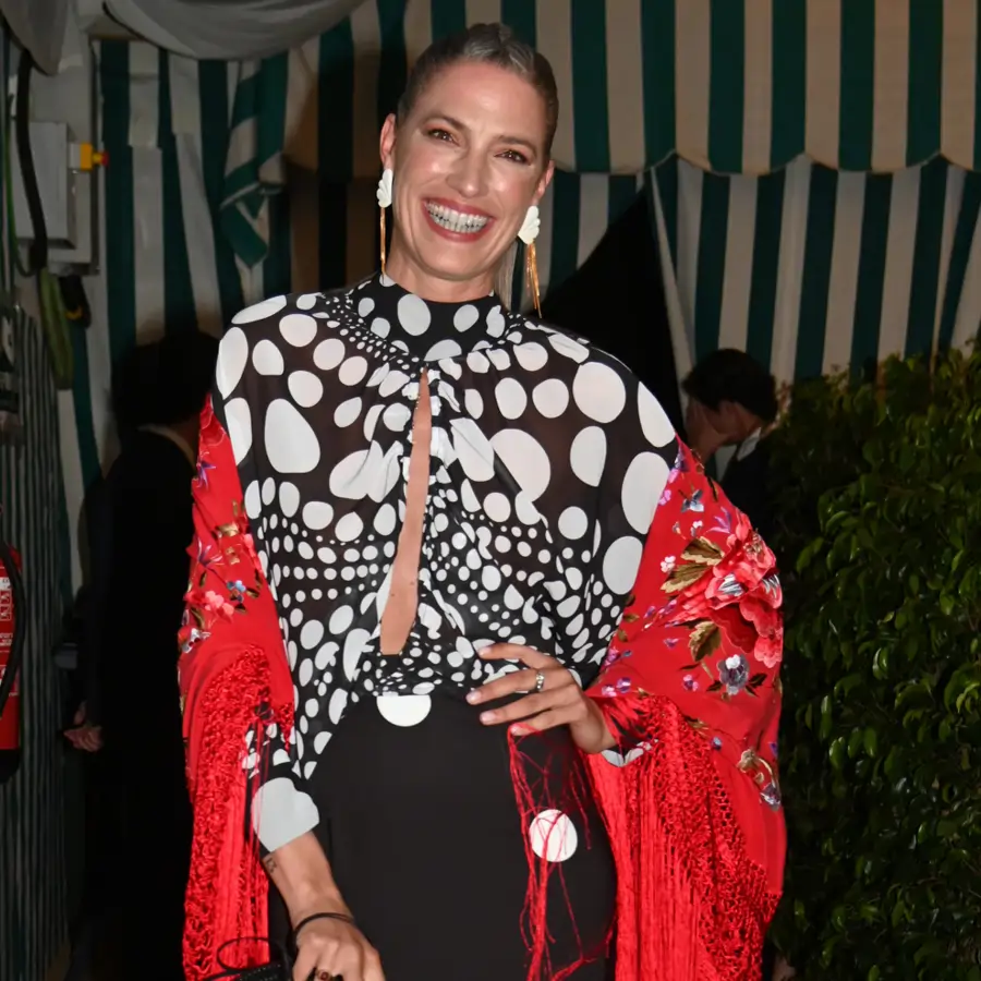 Del top peplum de Elsa Anka a las sandalias doradas de Laura Sánchez: los looks de la noche del 'pescaíto' más elegantes y fáciles de copiar a los 50