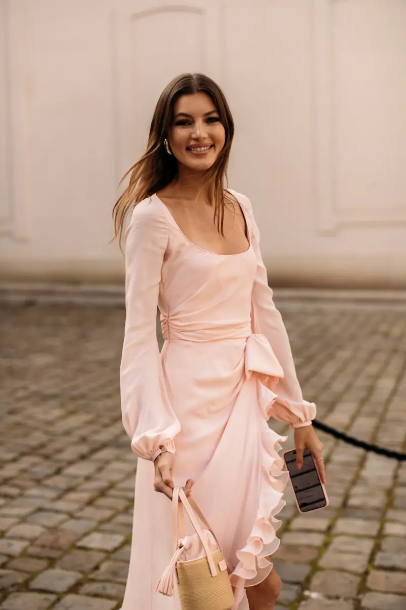 mujer con vestido rosa pastel
