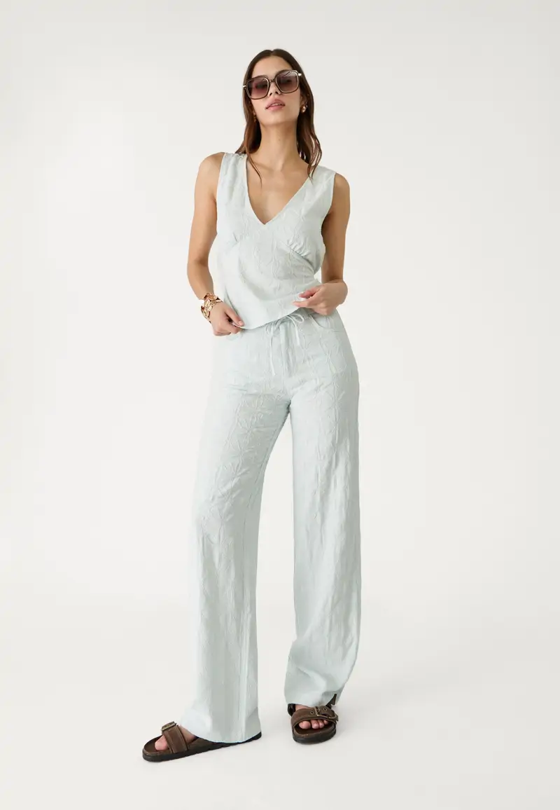 Pantalón con bordados