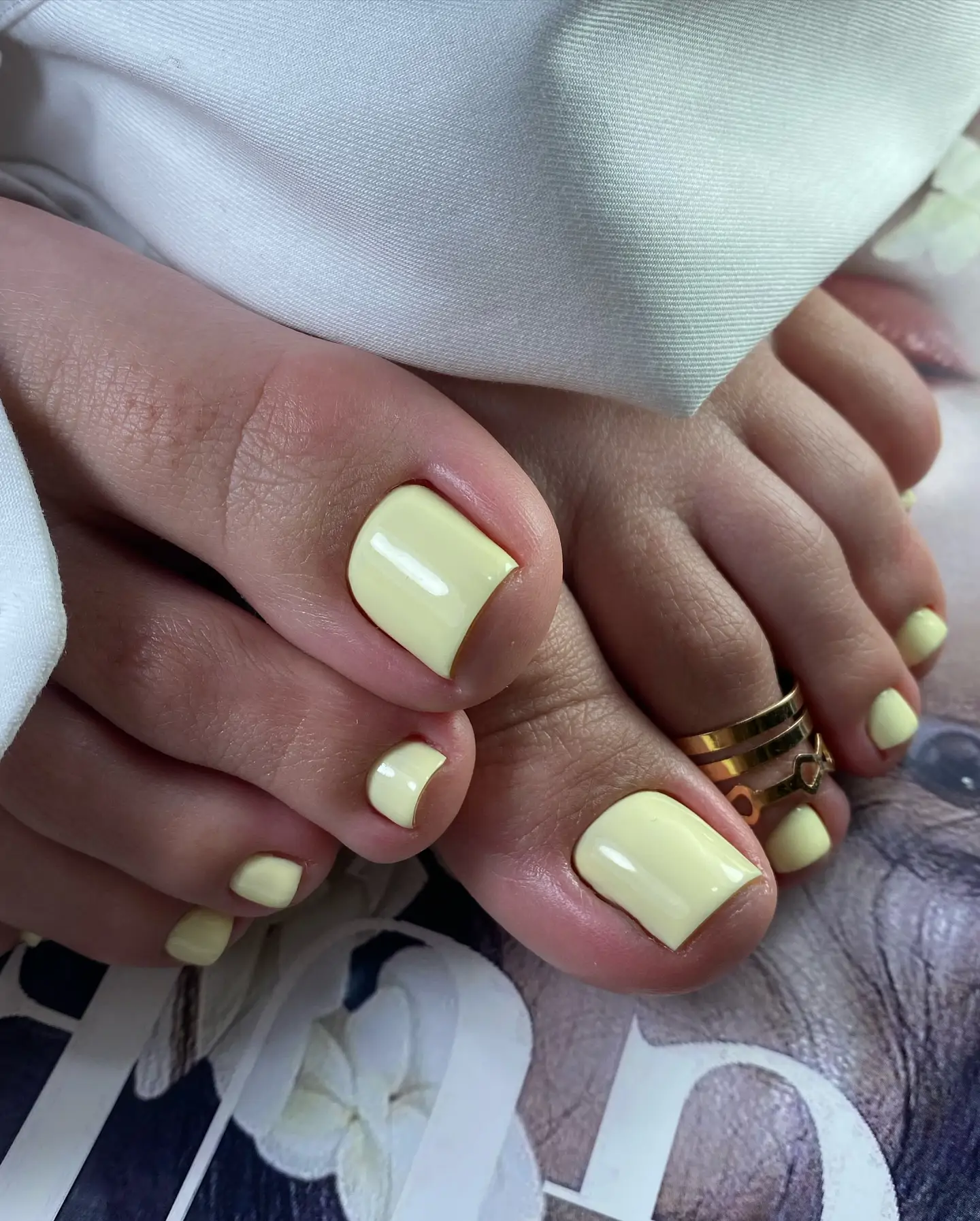 uñas pies amarillo mantequilla