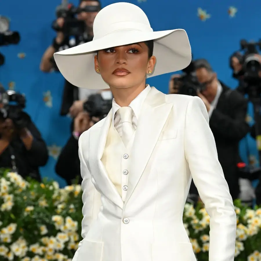 Del corte de pelo con flequillo de Pamela Anderson al vestido con volumen de Demi Moore: los mejores looks de la Met Gala 2025