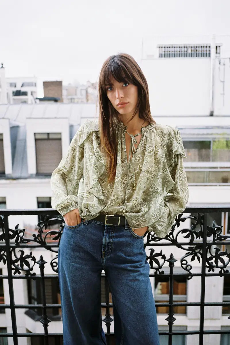 blusa con estampado volantes zara