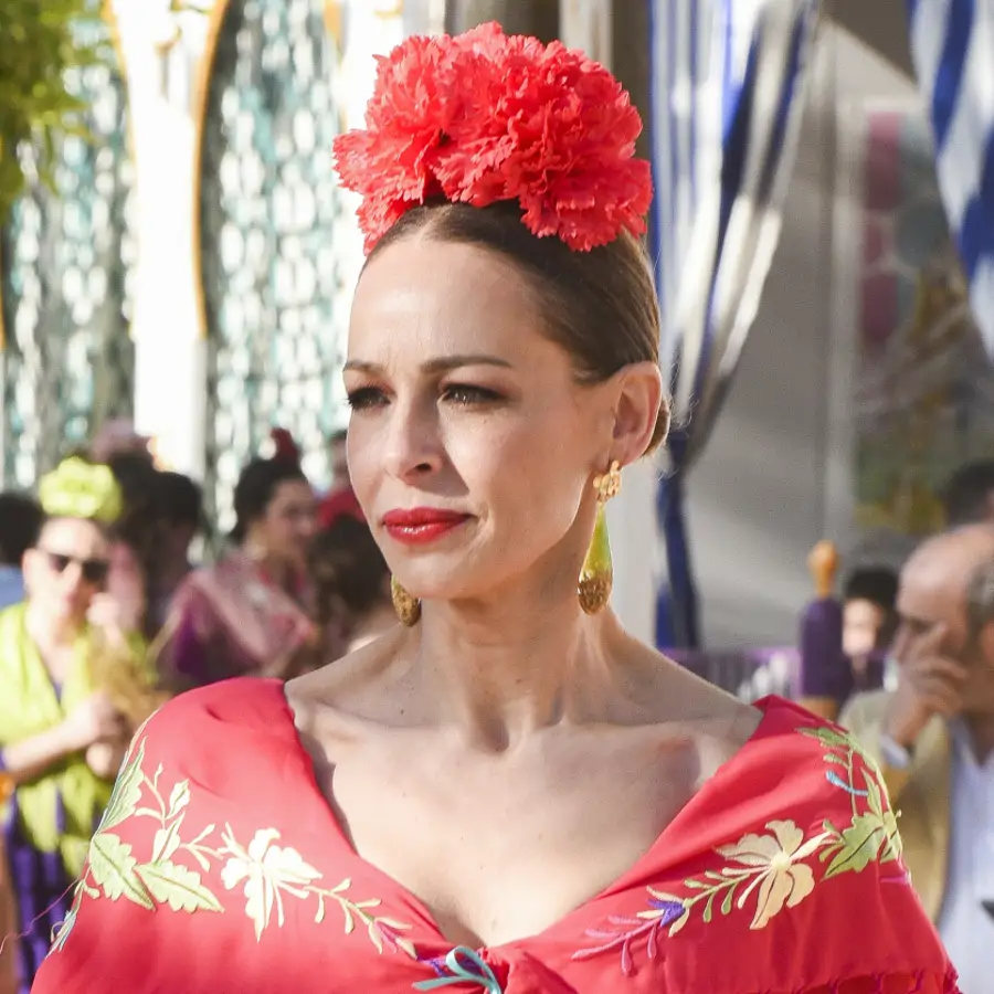 Los mejores looks de flamenca del primer día de la Feria de Abril: del traje poco típico de Lourdes Montes a los lunares coloridos de Eva González 