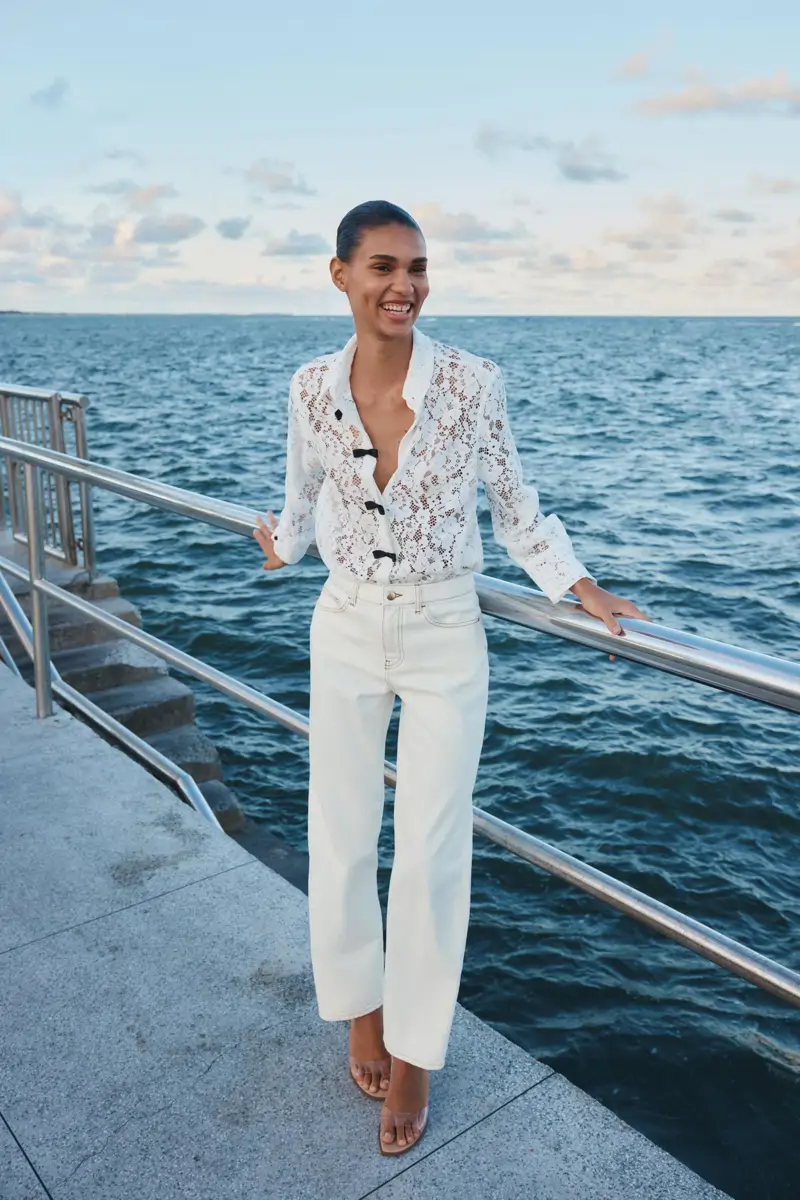 Modelo con pantalones de tiro largo blancos de Zara