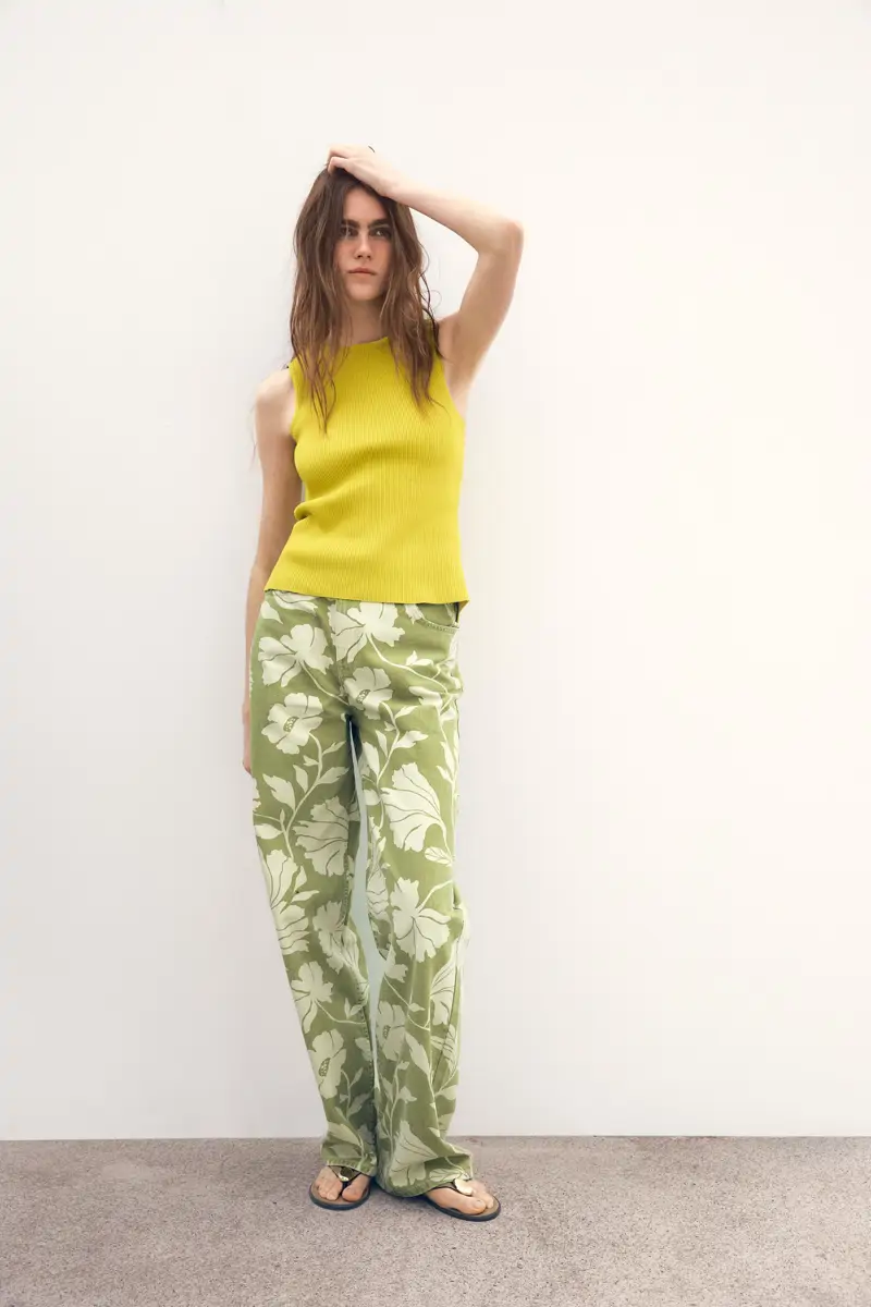 Modelo con pantalones estampado botánico de Zara