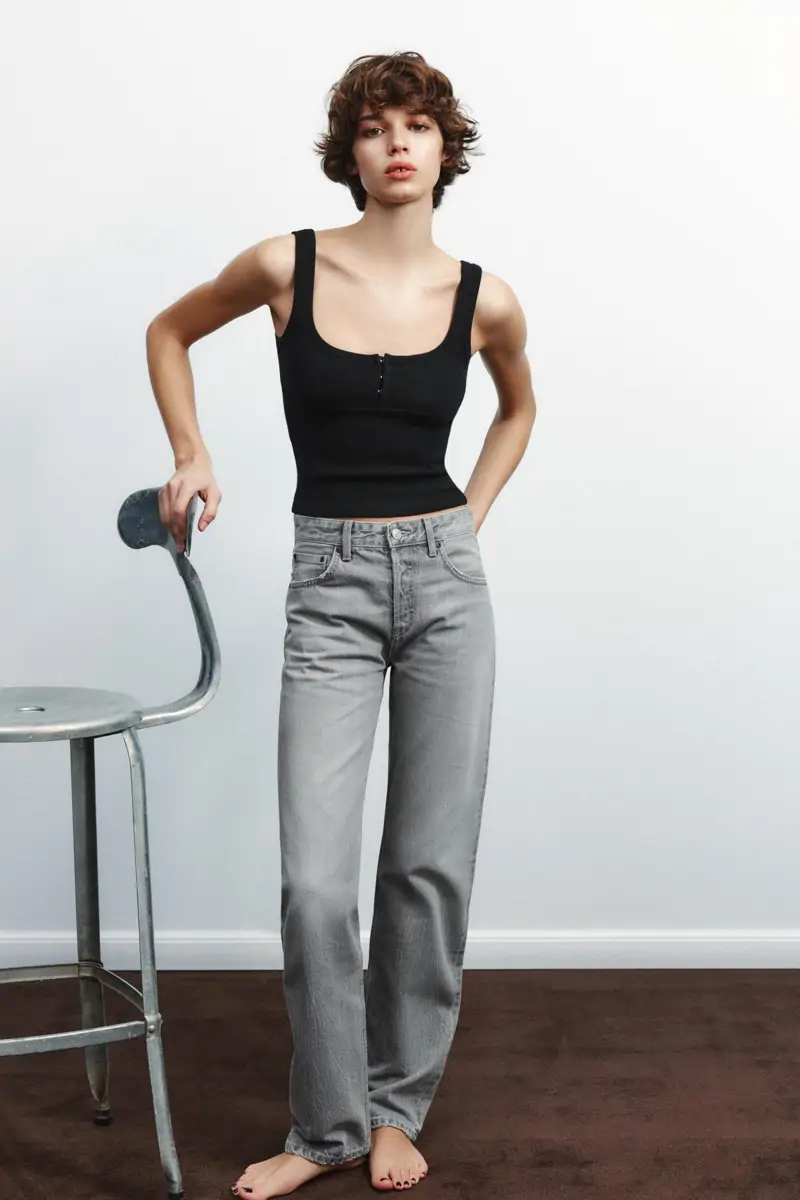 modelo con vaqueros básicos de Zara en gris 