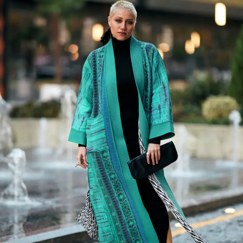 mujer con cardigan azul verde trasnformador 