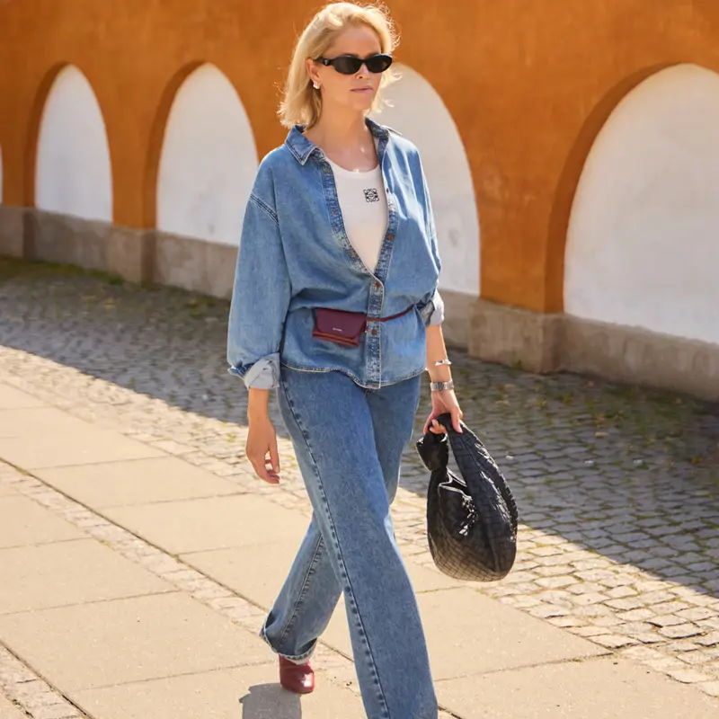 mujer con pantalones vaqueros