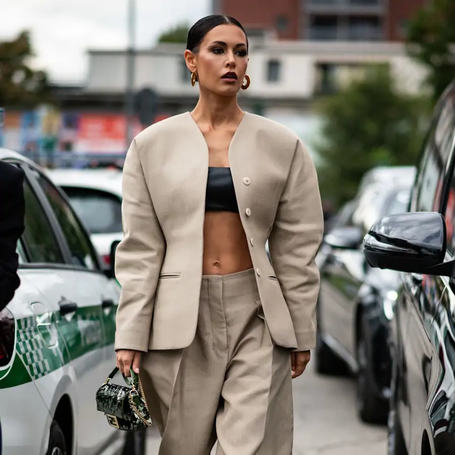 Ni se te ocurra comprarte unos pitillos este 2025: Zara está triunfando con los pantalones extraelegantes que realmente se llevan y sientan bien