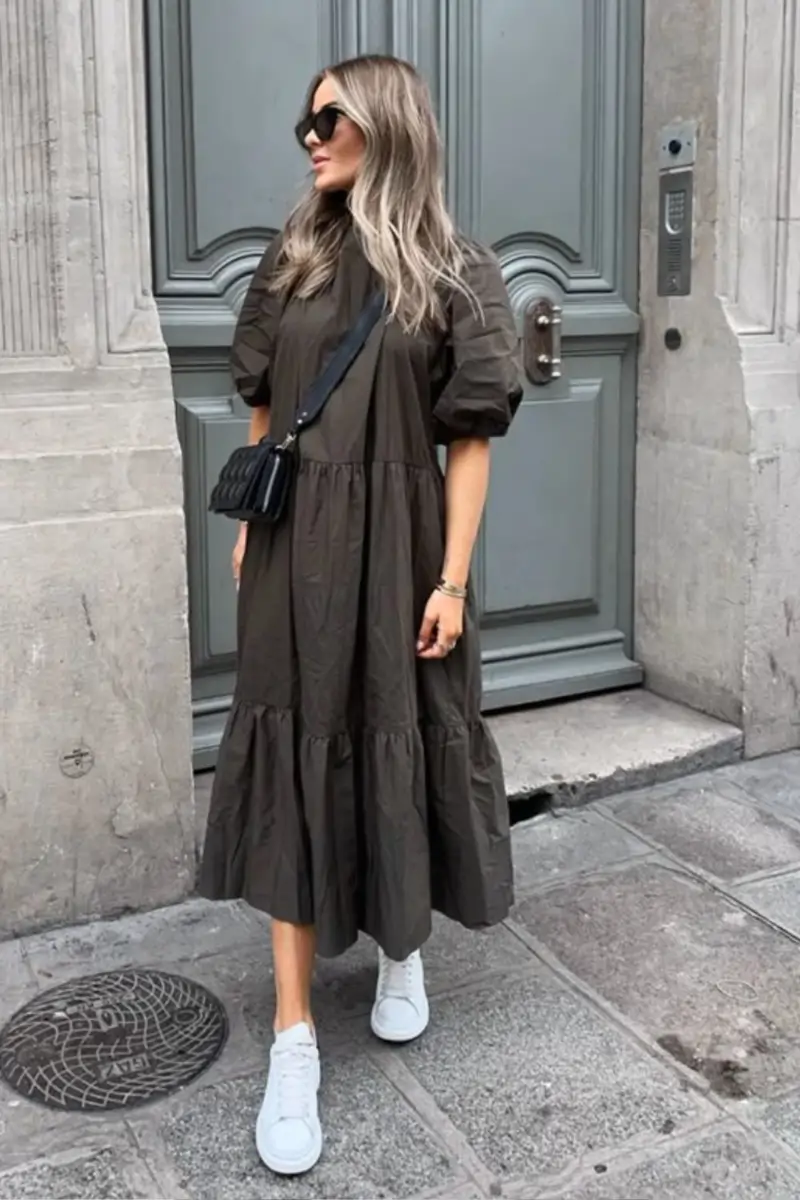 Look de vestido y zapatillas