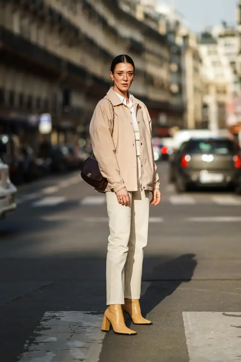 modelo con pantalones blancos