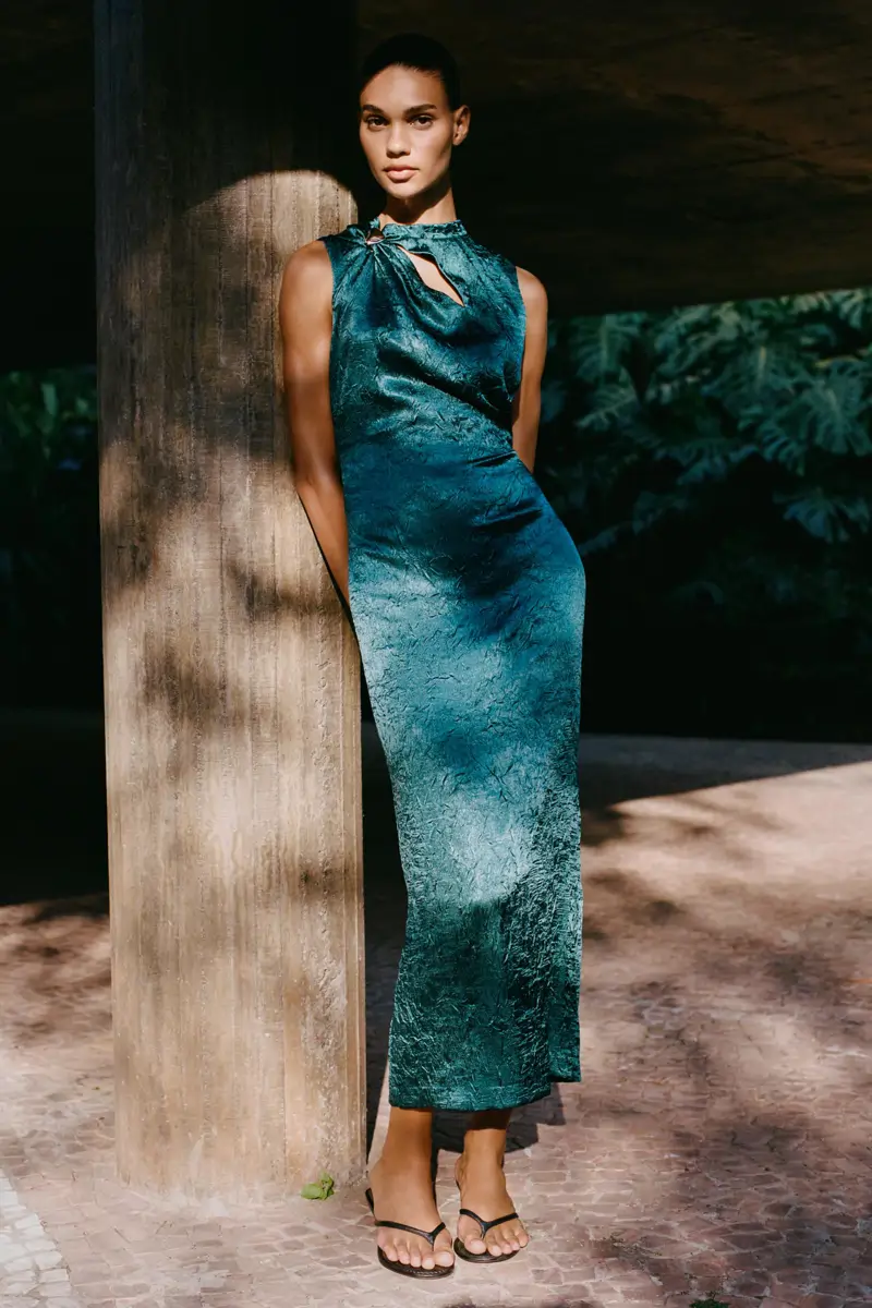 vestido midi con tejido arrugado zara