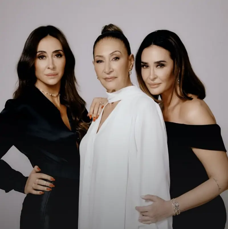 Victoria Martín Serrano junto a sus hijas
