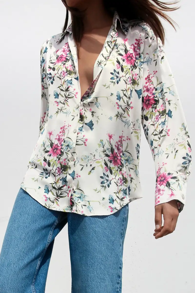 Blusa con estampado de flores
