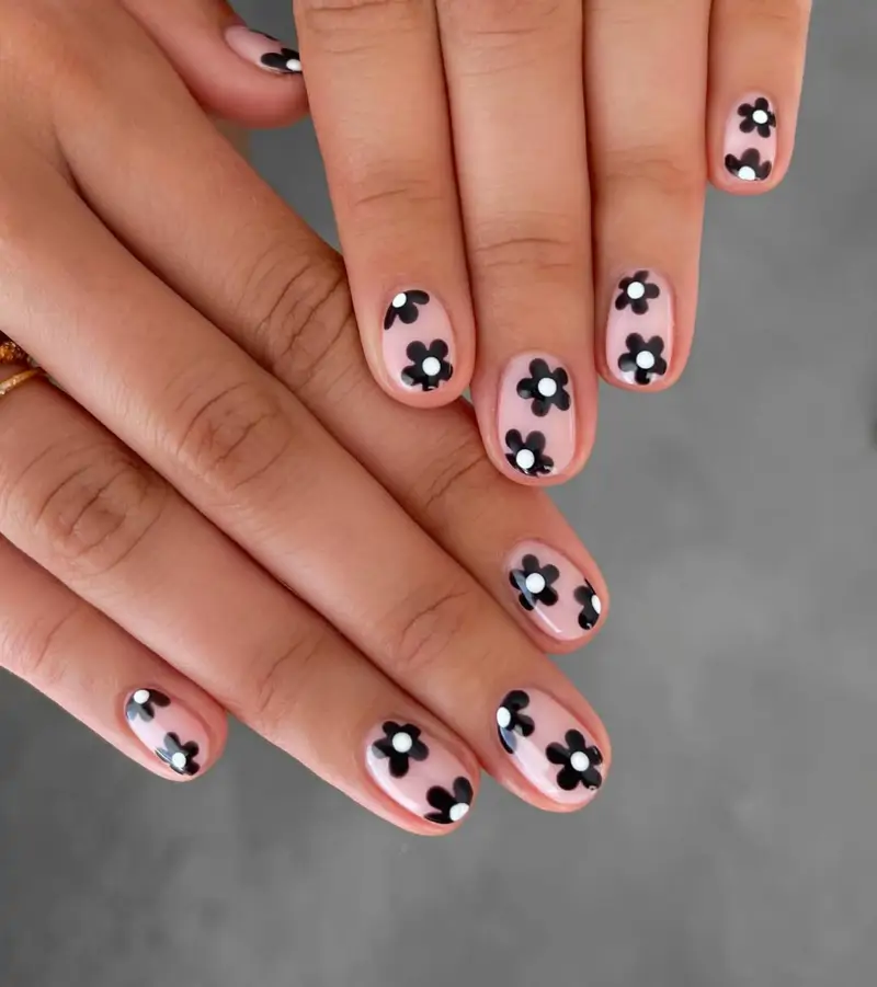 Diseño de uñas decoradas con margaritas primavera 2025