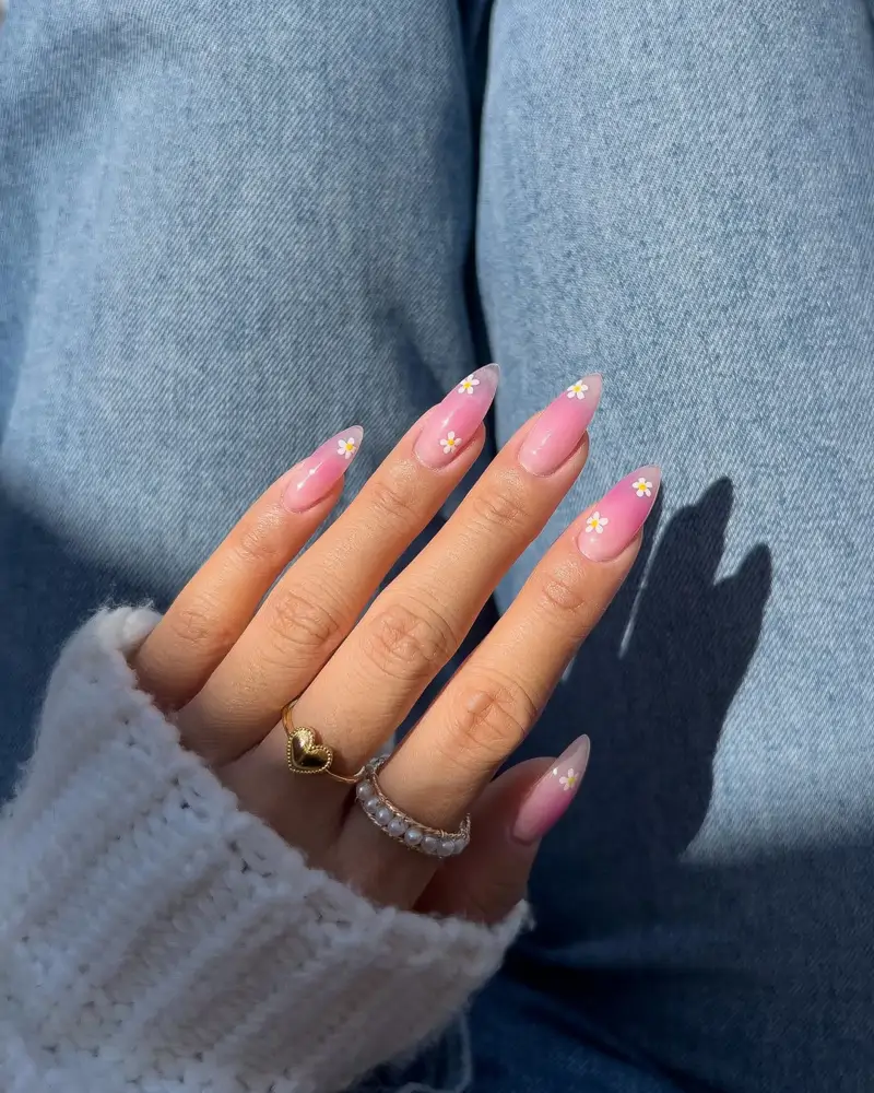 Diseño de uñas decoradas con margaritas primavera 2025