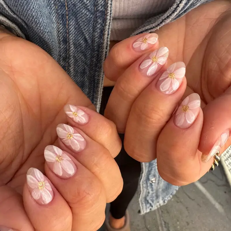 Diseño de uñas decoradas con margaritas primavera 2025