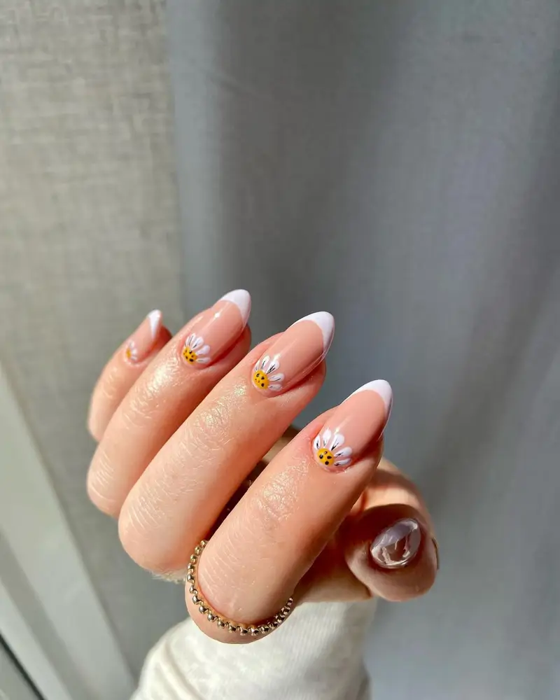 Diseño de uñas decoradas con margaritas primavera 2025
