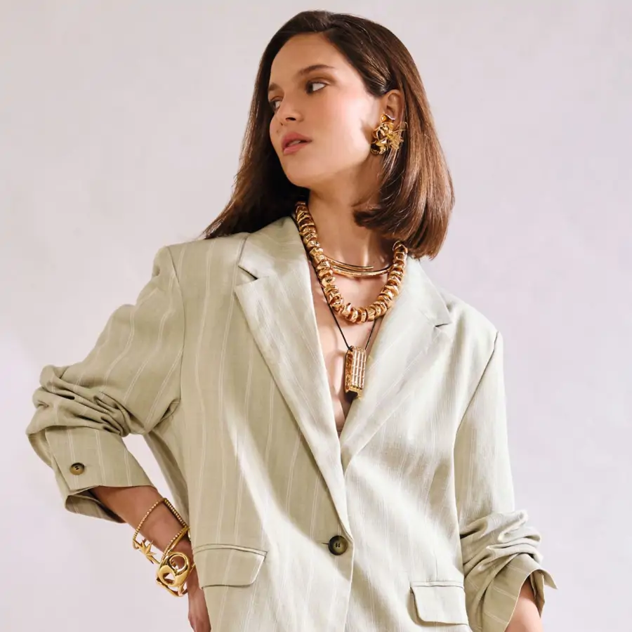 Cómo llevar americanas como top con bisutería XL: 8 looks primaverales y elegantes para unirte a la tendencia más sofisticada