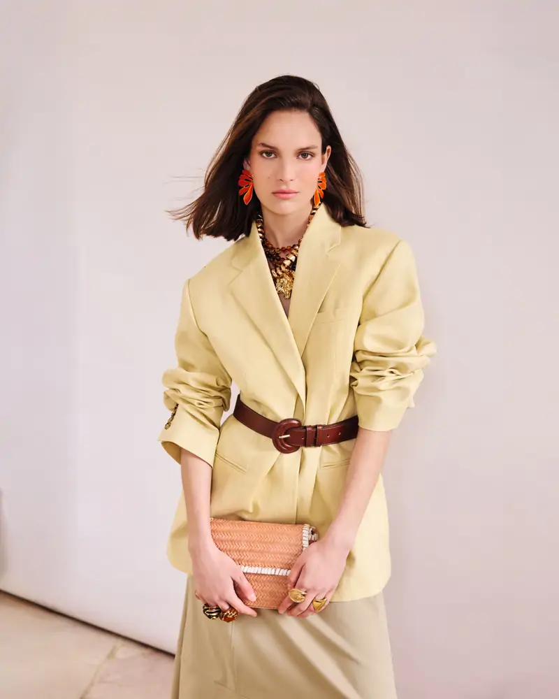 LOOK traje reloj de arena revista abril CLARA