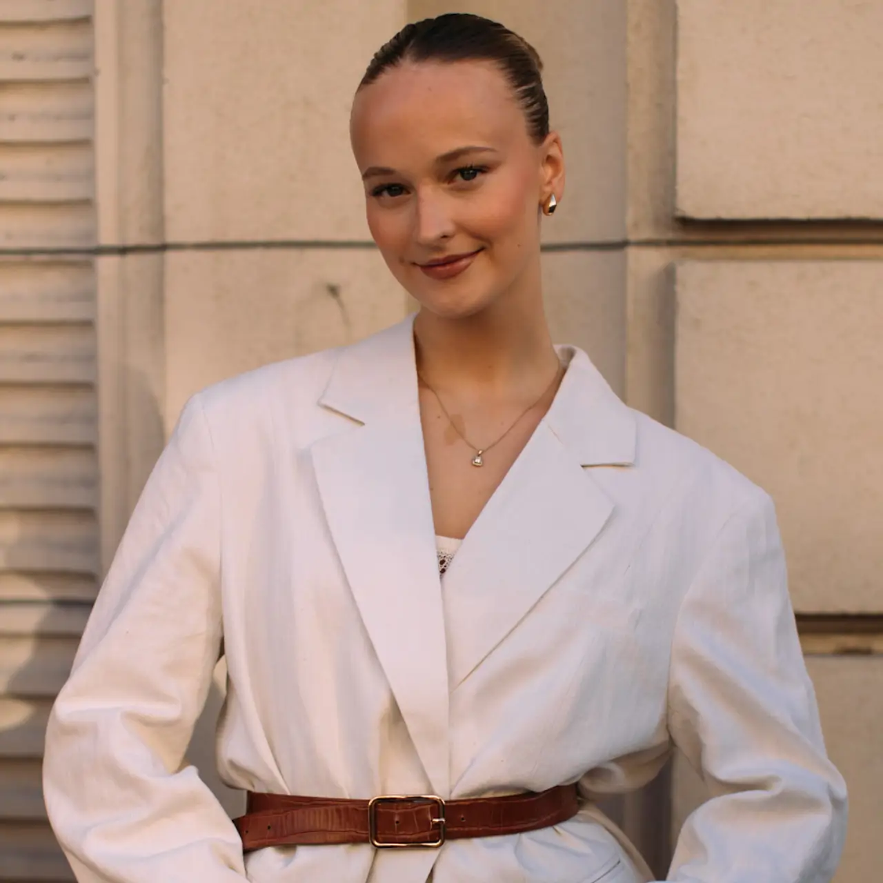 mujer con americana blanca