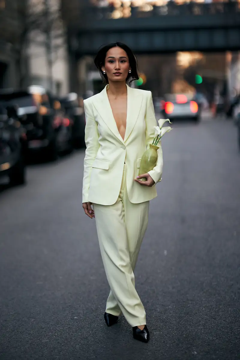 mujer con traje mantequilla