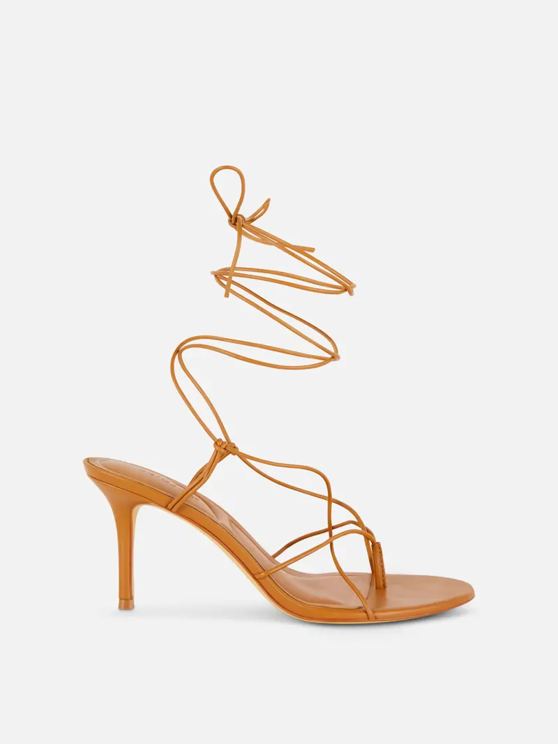 sandalias de tacón con tiras