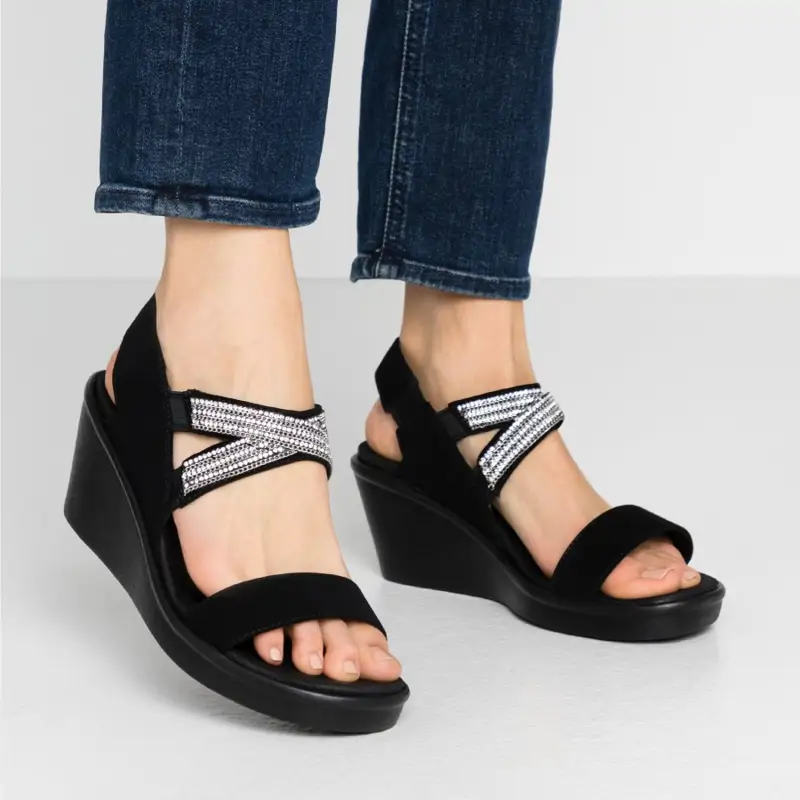 Sandalias Skechers y pitillos