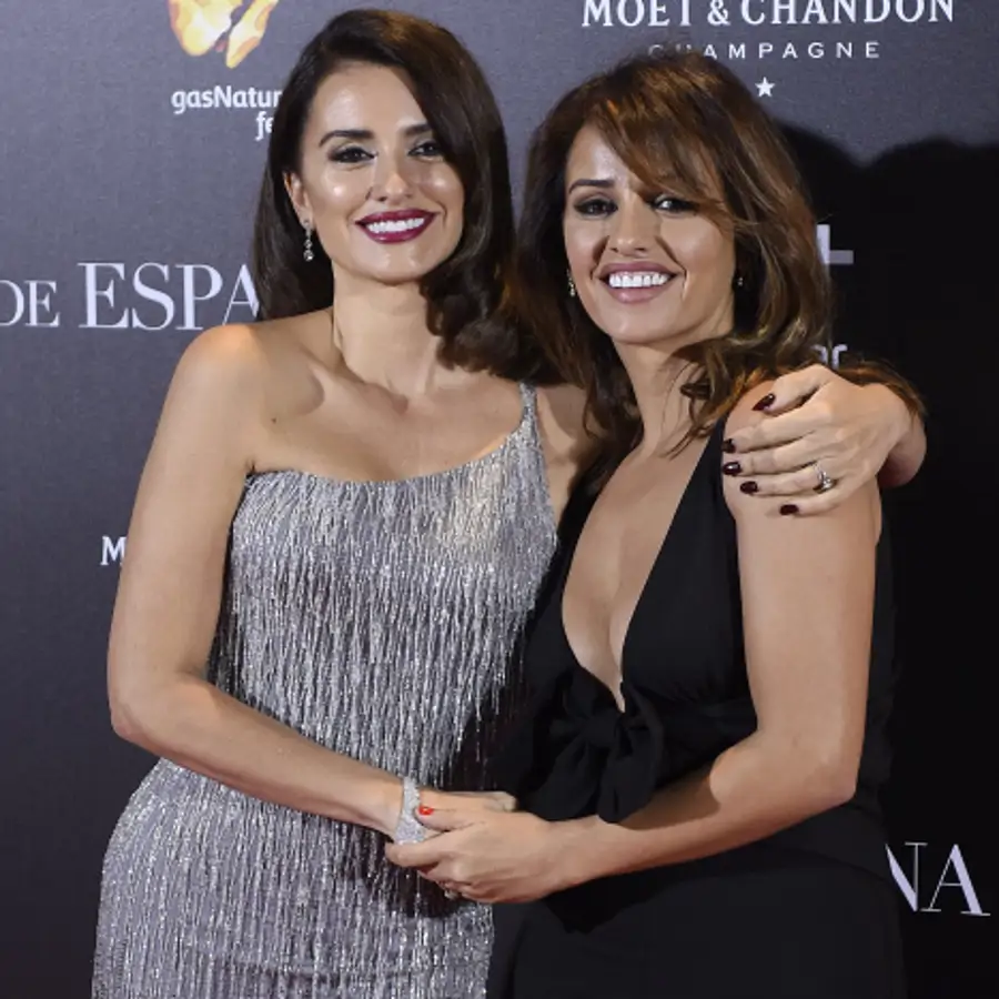 Las hermanas Cruz lo tienen claro: este es el mejor truco con eyeliner para maquillar sus ojos marrones pasados los 40 