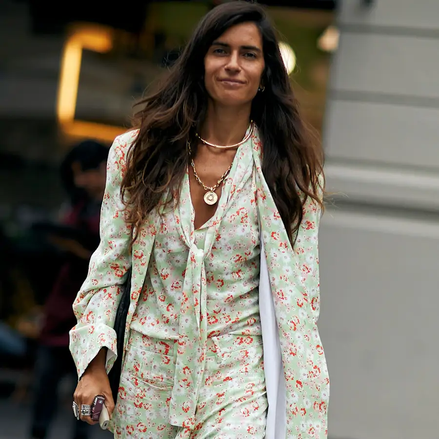 Estas blusas satinadas de Zara son una auténtica obra de arte: con estampado "tipo alta sociedad" para llevar con pantalones de vestir