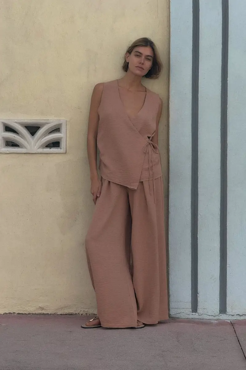 look con pantalones fluidos 
