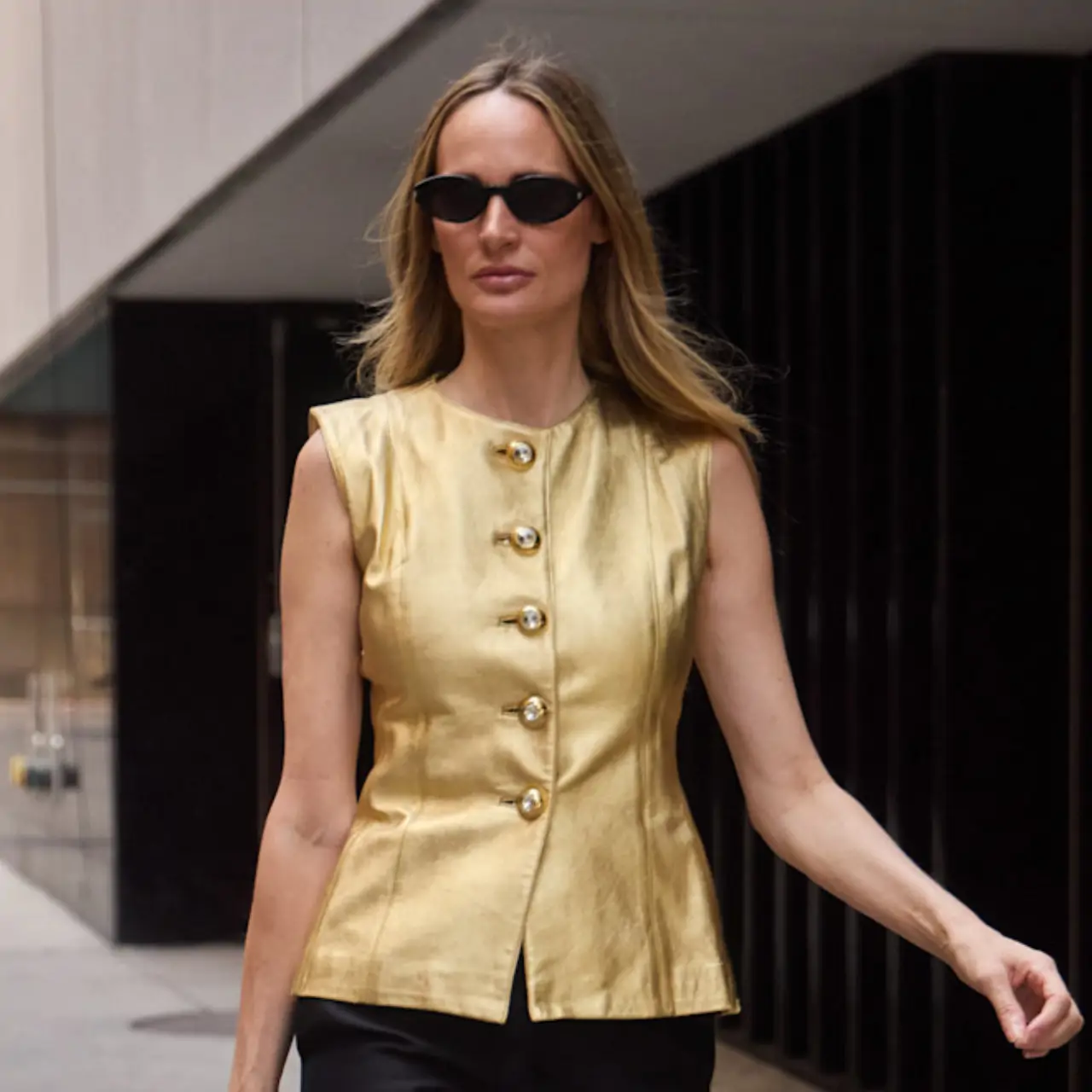 mujer con chaleco dorado 
