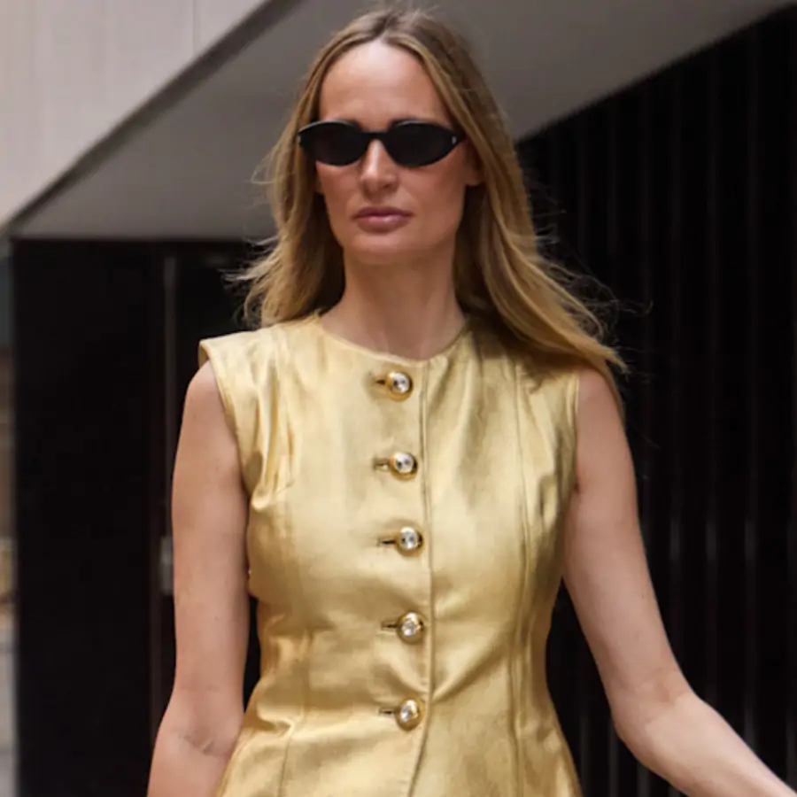 mujer con chaleco dorado 