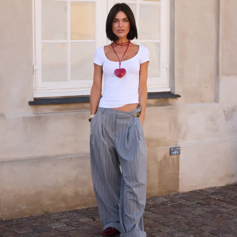 mujer con pantalones fluidos 