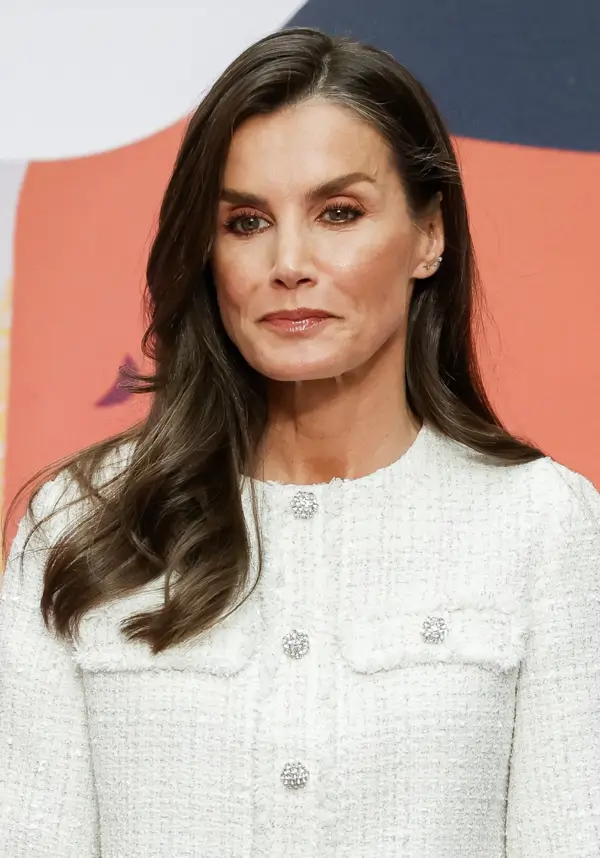 Ni de lino ni vaqueros: Letizia estrena los pantalones "tipo navy" más elegantes para llevar con mocasines en primavera