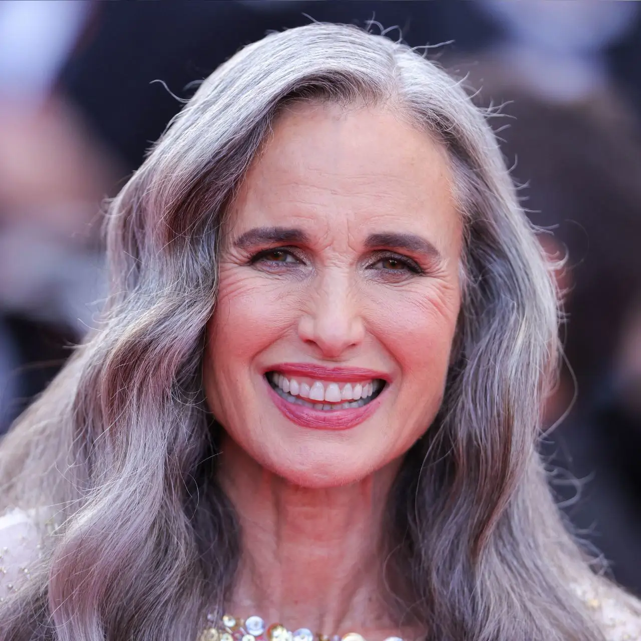 Andie MacDowell pelo canas