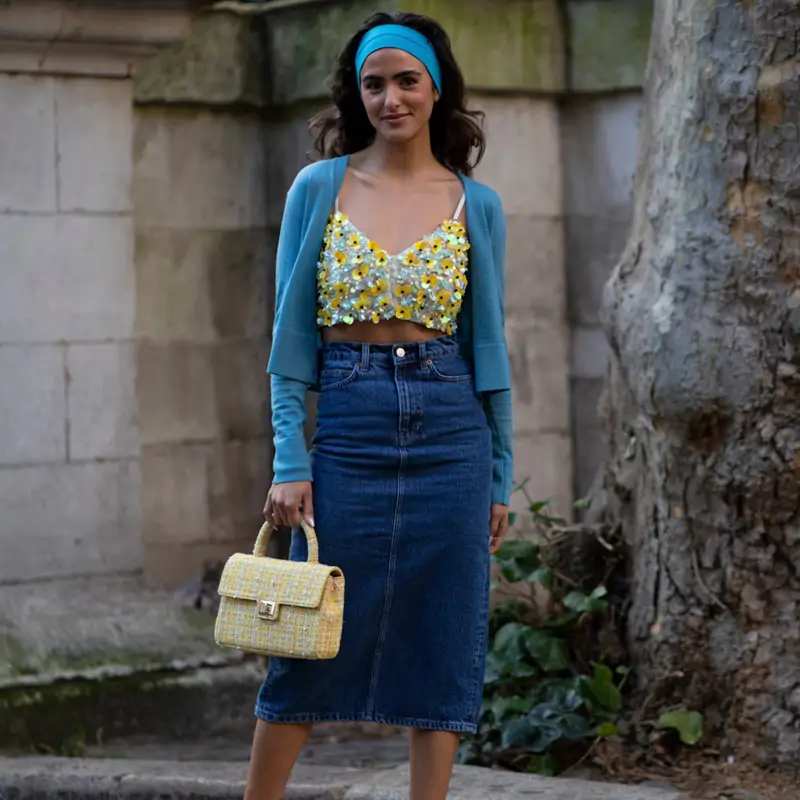 mujer con chaqueta de punto azul 
